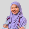 Dr Norazlin Rosli, Pakar Kesuburan dan Pengarah Perubatan Pusat Kesuburan Sophea PJ di Malaysia, memberikan rawatan kesuburan termasuk IVF dan perubatan reproduktif untuk membantu pasangan dalam perjalanan menuju keibubapaan.